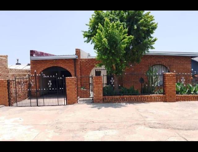 4 BEDROOM HOUSE FOR SALE IN MEADOWLANDS WEST